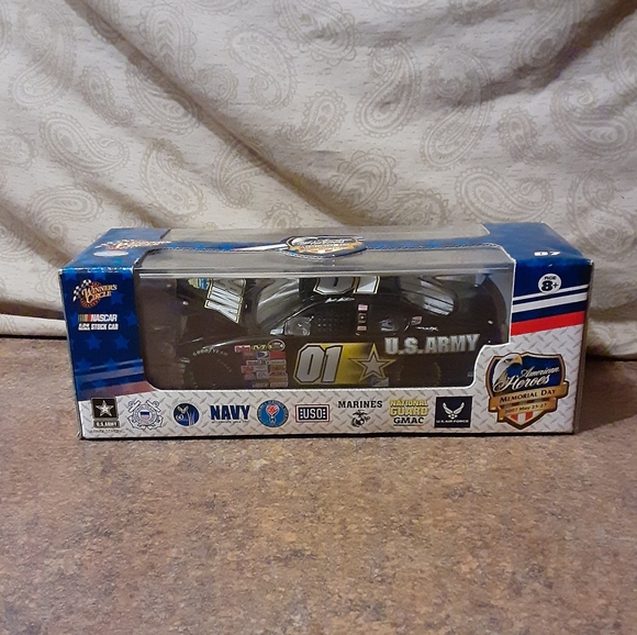 Motorsports Authentics American Heroes U.S. Army NASCAR 1:24 Scale Stock Car - Picture 1 of 8